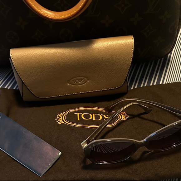 Authentic stylish,fun n beautiful Tod’s sunglasses c/w d bag n case, booklet ❤️ - Picture 4 of 14